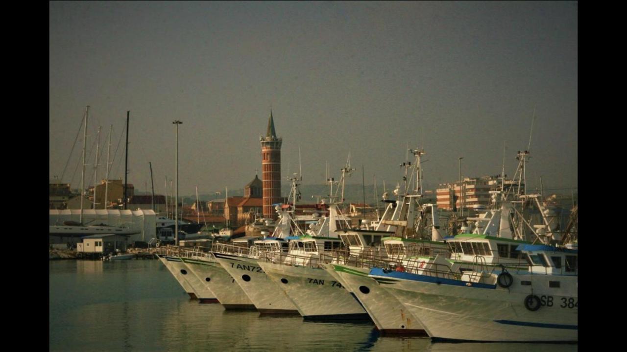 Retroscena Apartment In Centro Civitanova Marche Esterno foto